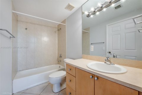Condominio en alquiler en Miami, Florida, 1 dormitorio, 64.2 m2 № 2086576 - foto 9