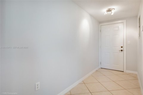 Condominio en alquiler en Miami, Florida, 1 dormitorio, 64.2 m2 № 2086576 - foto 10