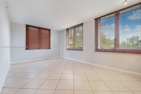 Condominio en alquiler en Miami, Florida, 1 dormitorio, 64.2 m2 № 2086576 - foto 2