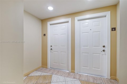 Condominio en alquiler en Miami, Florida, 1 dormitorio, 64.2 m2 № 2086576 - foto 11