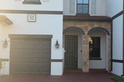 Снять в аренду таунхаус в Хайалиа, Флорида 3 спальни, № 1985923 - фото 2