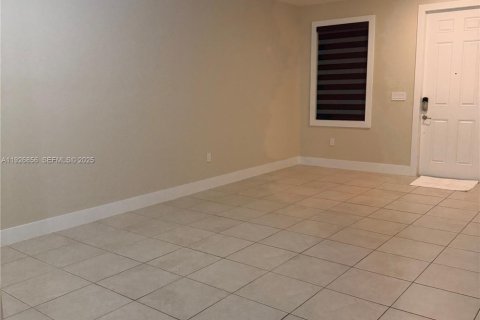 Снять в аренду таунхаус в Хайалиа, Флорида 3 спальни, № 1985923 - фото 3