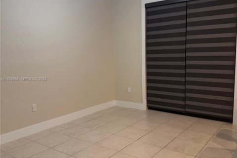 Снять в аренду таунхаус в Хайалиа, Флорида 3 спальни, № 1985923 - фото 4