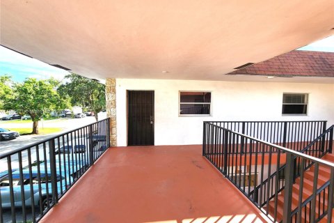 Купить кондоминиум в Помпано-Бич, Флорида 2 спальни, 79.43м2, № 1947258 - фото 1