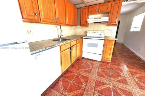 Купить кондоминиум в Помпано-Бич, Флорида 2 спальни, 79.43м2, № 1947258 - фото 10