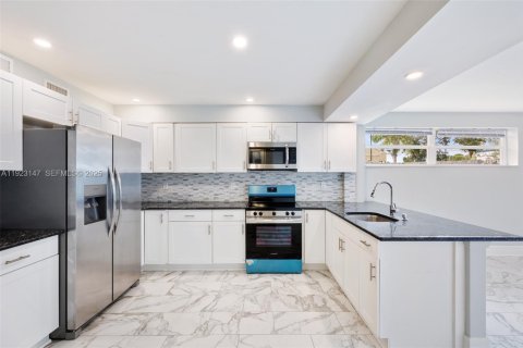 Commercial property in Lantana, Florida 179.12 sq.m. № 1976827 - photo 6