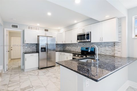 Commercial property in Lantana, Florida 179.12 sq.m. № 1976827 - photo 5