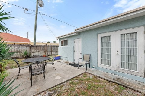 Commercial property in Lantana, Florida 179.12 sq.m. № 1976827 - photo 12