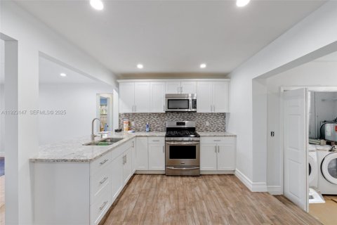 Commercial property in Lantana, Florida 179.12 sq.m. № 1976827 - photo 17