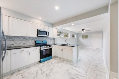 Commercial property in Lantana, Florida 179.12 sq.m. № 1976827 - photo 7