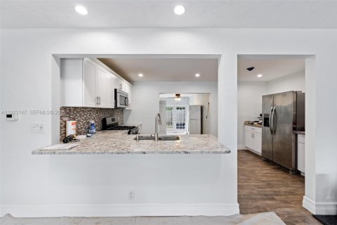 Commercial property in Lantana, Florida 179.12 sq.m. № 1976827 - photo 15