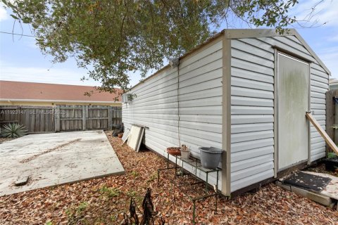 Commercial property in Lantana, Florida 179.12 sq.m. № 1976827 - photo 29