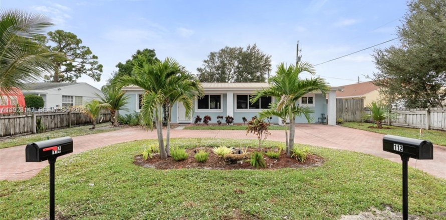 Commercial property in Lantana, Florida 179.12 sq.m. № 1976827