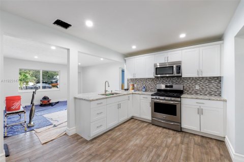 Commercial property in Lantana, Florida 179.12 sq.m. № 1976827 - photo 16