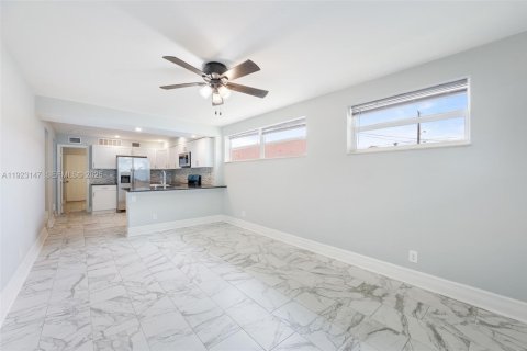 Commercial property in Lantana, Florida 179.12 sq.m. № 1976827 - photo 4