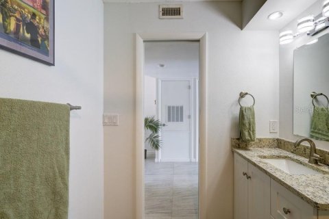 Condo in Longboat Key, Florida, 1 bedroom № 2233870 - photo 30