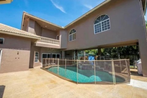House in Pompano Beach, Florida 5 bedrooms, 449.28 sq.m. № 2250942 - photo 5