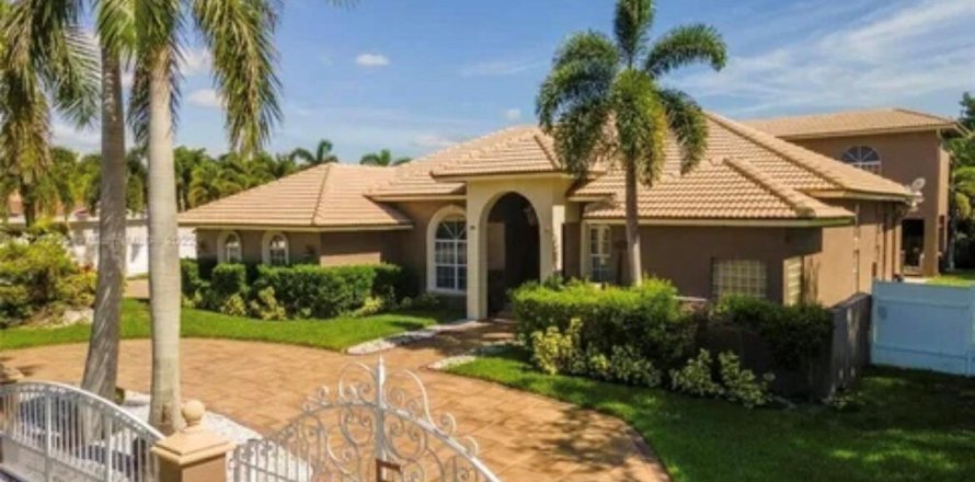 House in Pompano Beach, Florida 5 bedrooms, 449.28 sq.m. № 2250942