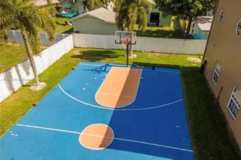 House in Pompano Beach, Florida 5 bedrooms, 449.28 sq.m. № 2250942 - photo 8