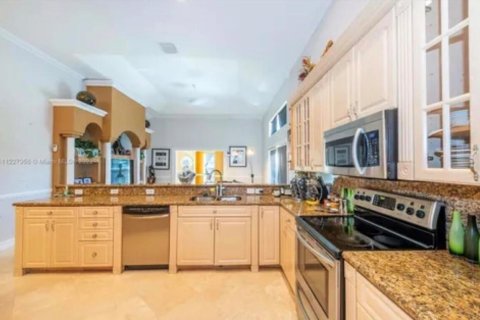 House in Pompano Beach, Florida 5 bedrooms, 449.28 sq.m. № 2250942 - photo 20