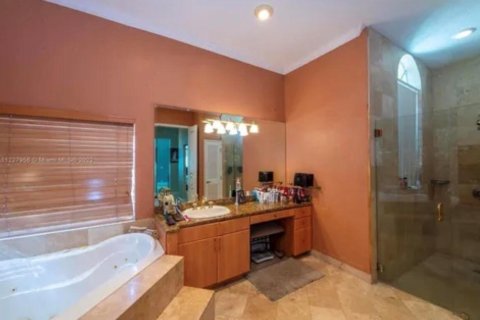 House in Pompano Beach, Florida 5 bedrooms, 449.28 sq.m. № 2250942 - photo 11