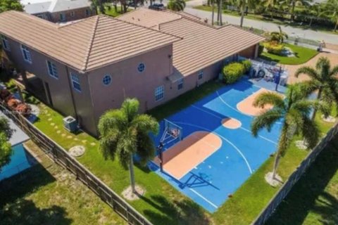 House in Pompano Beach, Florida 5 bedrooms, 449.28 sq.m. № 2250942 - photo 3