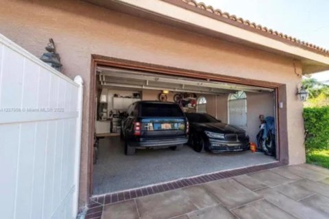 House in Pompano Beach, Florida 5 bedrooms, 449.28 sq.m. № 2250942 - photo 9