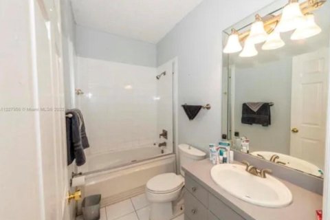 House in Pompano Beach, Florida 5 bedrooms, 449.28 sq.m. № 2250942 - photo 29