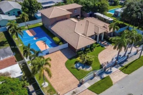 House in Pompano Beach, Florida 5 bedrooms, 449.28 sq.m. № 2250942 - photo 4