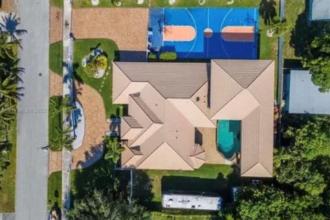 House in Pompano Beach, Florida 5 bedrooms, 449.28 sq.m. № 2250942 - photo 6