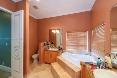 House in Pompano Beach, Florida 5 bedrooms, 449.28 sq.m. № 2250942 - photo 12