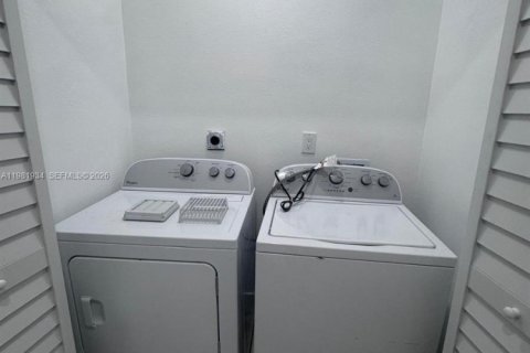 House in Miami Gardens, Florida 3 bedrooms, 131.55 sq.m. № 2043194 - photo 20