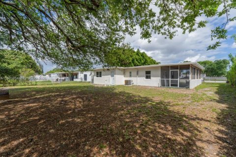 Casa en venta en Miami Gardens, Florida, 3 dormitorios, 131.55 m2 № 2043194 - foto 29