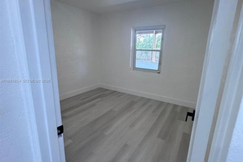 House in Miami Gardens, Florida 3 bedrooms, 131.55 sq.m. № 2043194 - photo 15