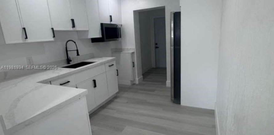 House in Miami Gardens, Florida 3 bedrooms, 131.55 sq.m. № 2043194