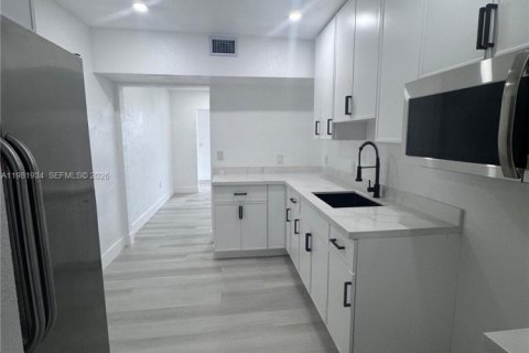 House in Miami Gardens, Florida 3 bedrooms, 131.55 sq.m. № 2043194 - photo 2