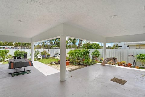 Villa ou maison à vendre à Miami Springs, Floride: 5 chambres, 284.47 m2 № 2063068 - photo 19