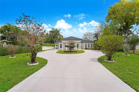 Villa ou maison à vendre à Miami Springs, Floride: 5 chambres, 284.47 m2 № 2063068 - photo 1