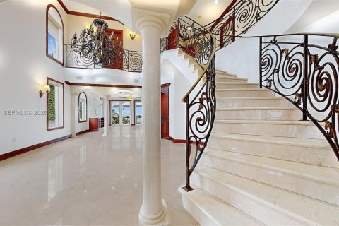 House in Miami Beach, Florida 5 bedrooms, 369.75 sq.m. № 2069650 - photo 23