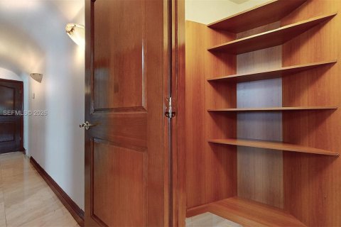 House in Miami Beach, Florida 5 bedrooms, 369.75 sq.m. № 2069650 - photo 16