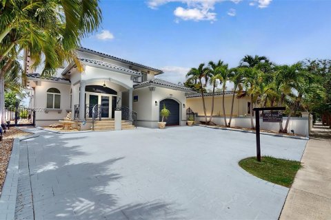 House in Miami Beach, Florida 5 bedrooms, 369.75 sq.m. № 2069650 - photo 6