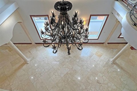 House in Miami Beach, Florida 5 bedrooms, 369.75 sq.m. № 2069650 - photo 25