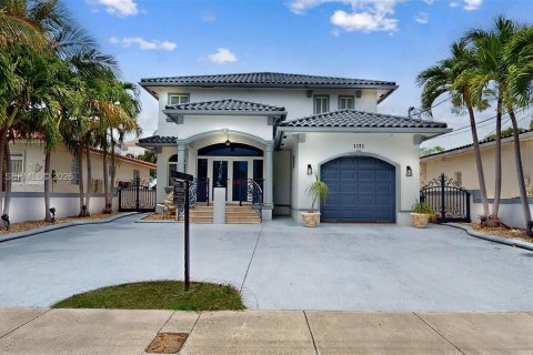 House in Miami Beach, Florida 5 bedrooms, 369.75 sq.m. № 2069650 - photo 2