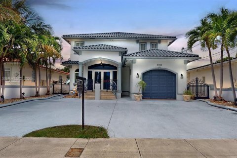 House in Miami Beach, Florida 5 bedrooms, 369.75 sq.m. № 2069650