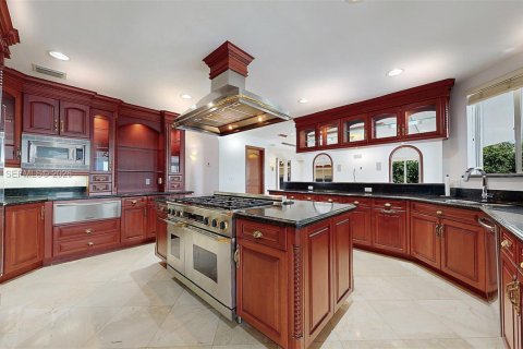 House in Miami Beach, Florida 5 bedrooms, 369.75 sq.m. № 2069650 - photo 12