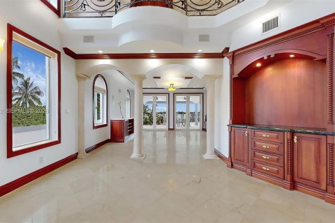 House in Miami Beach, Florida 5 bedrooms, 369.75 sq.m. № 2069650 - photo 20