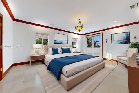 House in Miami Beach, Florida 5 bedrooms, 369.75 sq.m. № 2069650 - photo 28