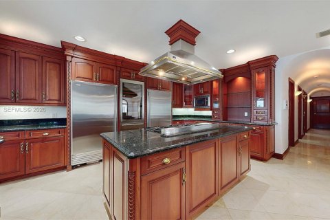 House in Miami Beach, Florida 5 bedrooms, 369.75 sq.m. № 2069650 - photo 14