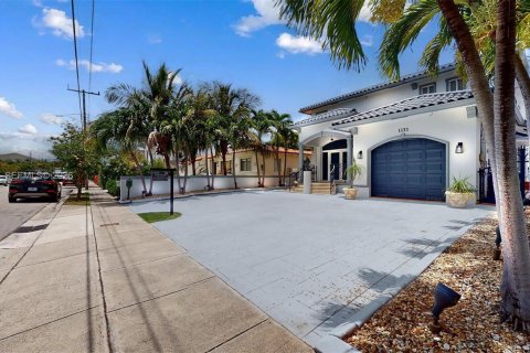 House in Miami Beach, Florida 5 bedrooms, 369.75 sq.m. № 2069650 - photo 5