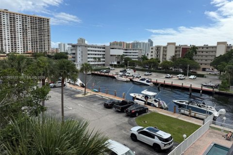 Снять в аренду кондоминиум в Норт-Майами-Бич, Флорида 2 спальни, 126.53м2, № 2005091 - фото 15